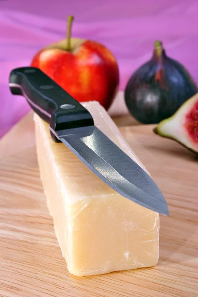 Tavola di legno con formaggio cheddar biologico — Foto Stock