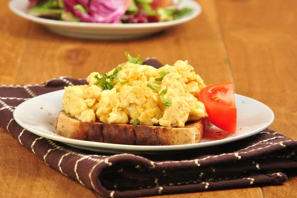 Sanduíche com alguns ovos mexidos orgânicos em um prato — Fotografia de Stock