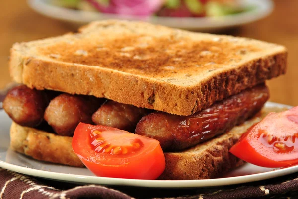 Sandwich met sommige gegrilde worstjes en tomatensaus — Stockfoto