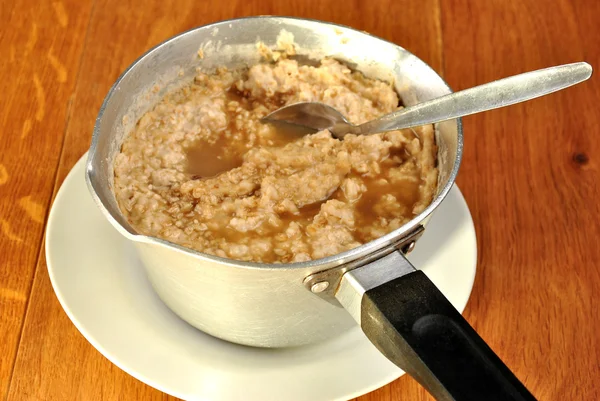 Un po 'di porridge cotto biologico in una pentola — Foto Stock