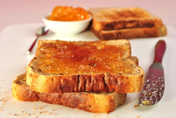 Sandwich tostado con mermelada de naranja orgánica — Foto de Stock