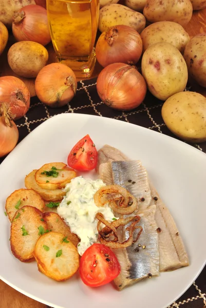 Bazı taze organik ringa balığı kızarmış patates — Stok fotoğraf