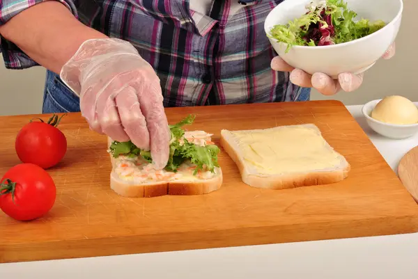 Faire un sandwich avec de la salade verte bio — Photo