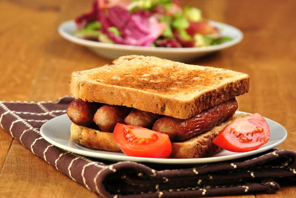 Sandwich met sommige gegrilde worstjes en tomatensaus — Stockfoto