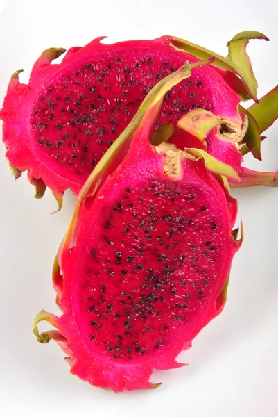 Κόκκινα βιολογικά φρούτα δράκος σε ένα άσπρο πιάτο — Φωτογραφία Αρχείου