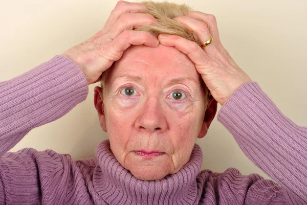 Uma mulher de velhice está muito chateada — Fotografia de Stock