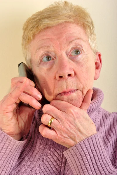 Jedna stara kobieta jest rozmowa na telefon — Zdjęcie stockowe