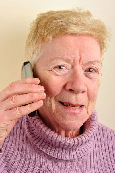 Yaşlı bir kadın telefonda konuşuyor — Stok fotoğraf