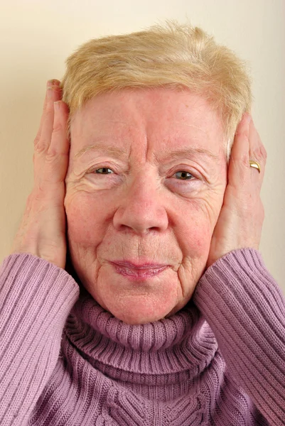 Una vecchia donna non può sentire al momento — Foto Stock
