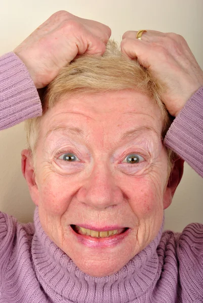 Jedna žena, stáří je velmi rozrušený — Stock fotografie