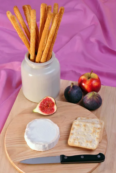 Timber board with some organic goat cheese — Stock Photo, Image