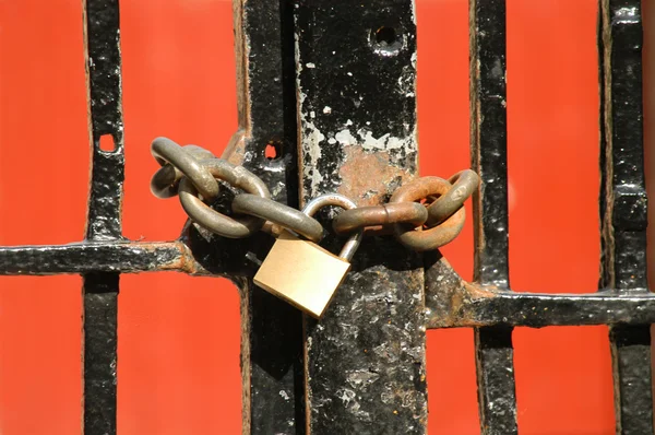 Замок безопасности и черные старые ворота — стоковое фото