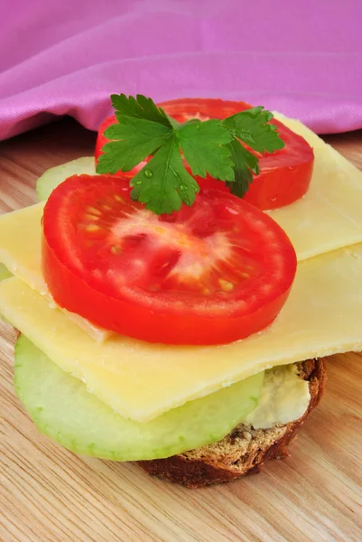 いくつかの有機のチェダー チーズのサンドイッチ — ストック写真