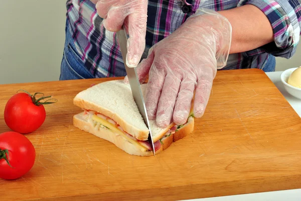 Sandwich con un poco de tomate orgánico en una tabla de madera — Foto de Stock