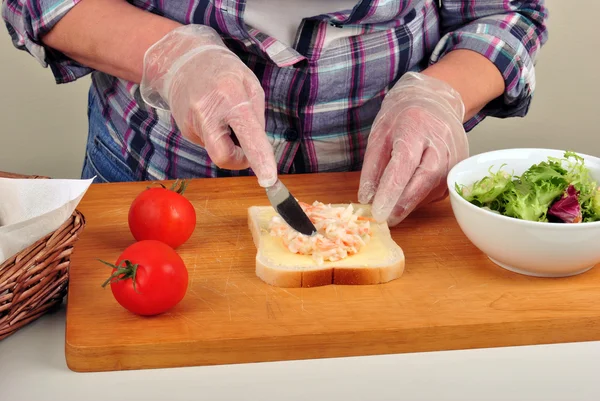 Sandwich mit etwas Bio-Tomate auf einem Holzbrett — Stockfoto