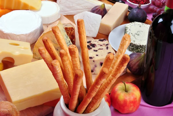 Bandeja de queso con queso fresco ecológico — Foto de Stock