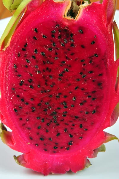 Beyaz bir plaka üzerinde organik kırmızı dragon meyve — Stok fotoğraf