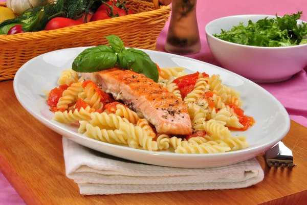 Gegrilde biologische zalm op sommige tomaat pasta — Stockfoto