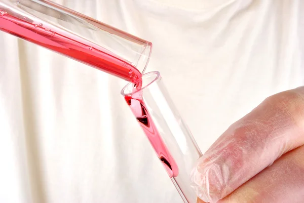 Un poco de líquido rojo en un tubo de ensayo — Foto de Stock