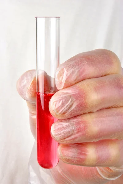 Algum líquido vermelho num tubo de ensaio — Fotografia de Stock