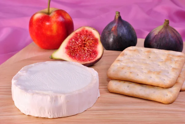 Prato de queijo com queijo fresco orgânico — Fotografia de Stock