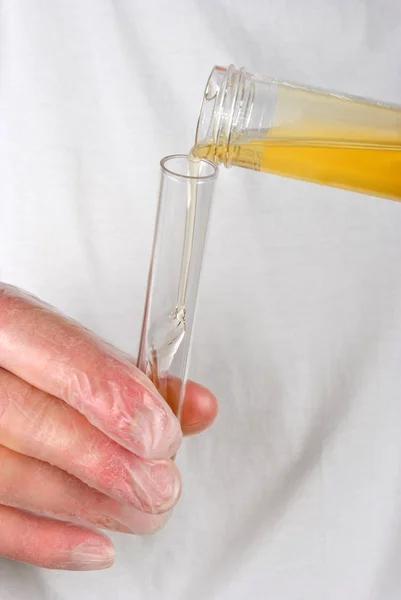 Urine van de opvulling van een fles in aan een test-buis — Stockfoto