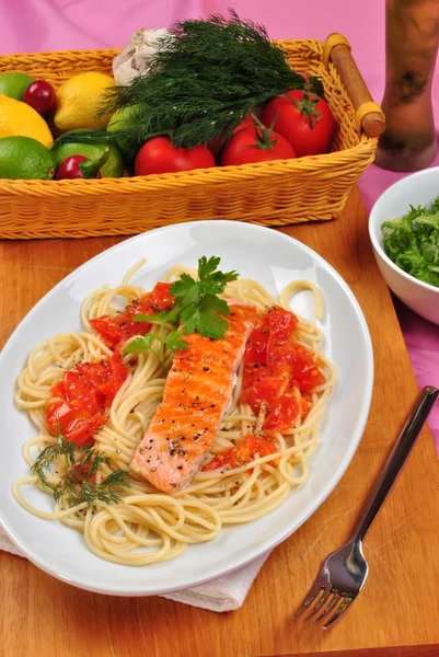Grilovaný organický losos na špagety rajčata — Stock fotografie