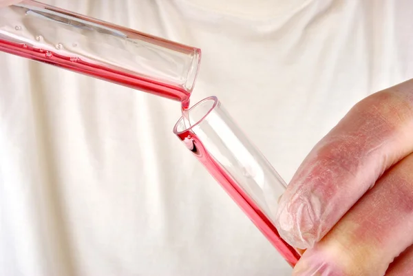Etwas rote Flüssigkeit im Reagenzglas — Stockfoto