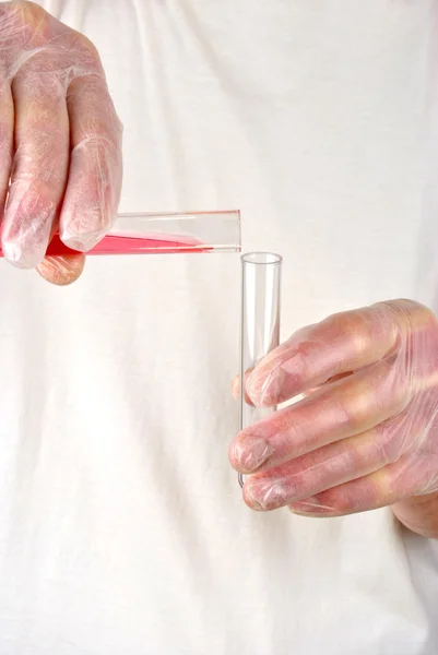 Bir test tüpü içinde bazı kırmızı sıvı — Stok fotoğraf