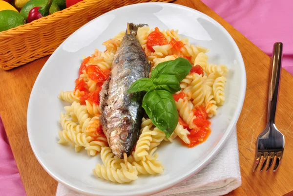 Gegrilde biologische sardine op sommige tomaat pasta — Stockfoto