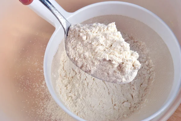 Un poco de harina orgánica blanca en una cuchara —  Fotos de Stock