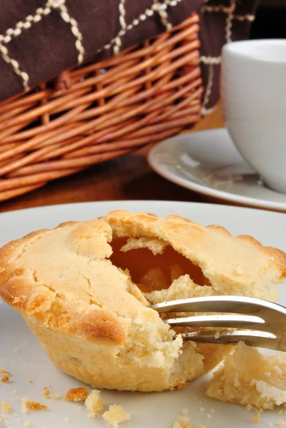 Свіжий будинок з яблучного пирога на тарілці — стокове фото