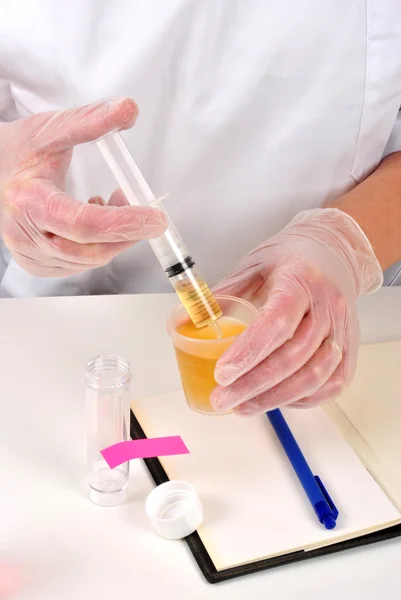 Fill a syringe with yellow liquid — Stock Photo, Image