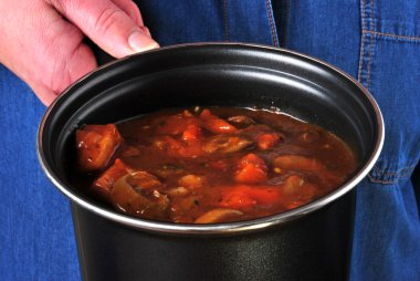 algunos goulash con verduras en una olla