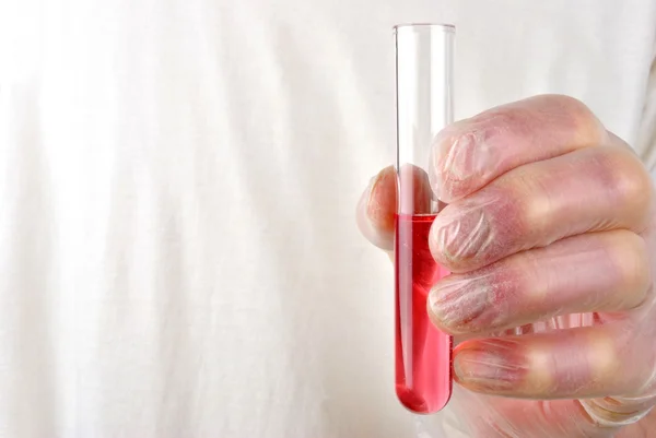 Un poco de líquido rojo en un tubo de ensayo —  Fotos de Stock