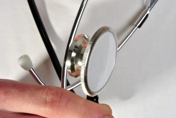 Personnel clinique masculin tenant un nouveau stéthoscope — Photo