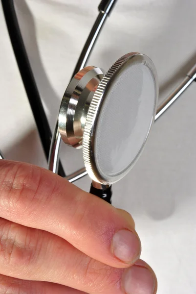 Personnel clinique masculin tenant un nouveau stéthoscope — Photo