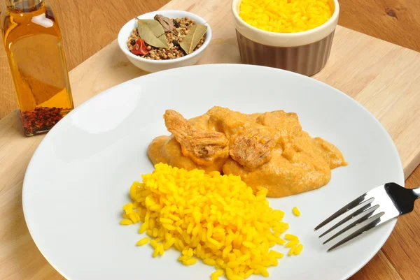 Arroz al curry con carne de pollo en un plato — Foto de Stock