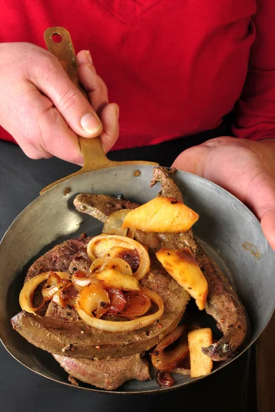 stock image Lamb liver with apple and onion rings