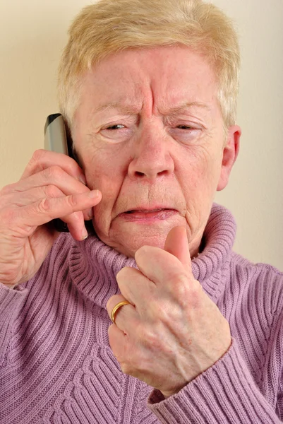 늙은 여자는 전화에 이야기 하나 — 스톡 사진
