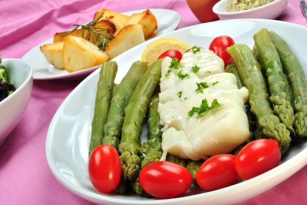 Lombos de bacalhau com espargos verdes orgânicos e tomate — Fotografia de Stock