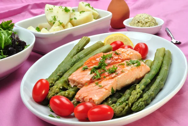 Um bife de salmão com espargos verdes orgânicos — Fotografia de Stock