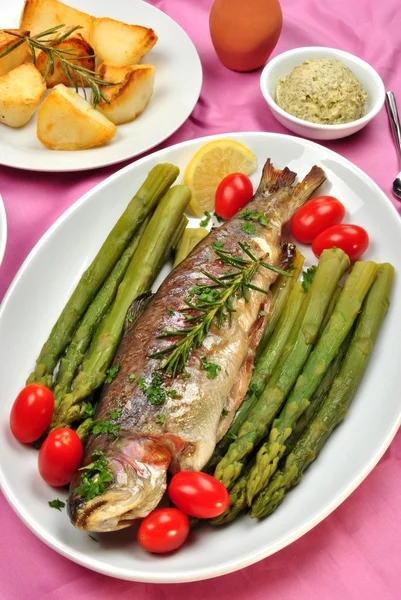 Grilled rainbow trout with organic green asparagus — Stock Photo, Image