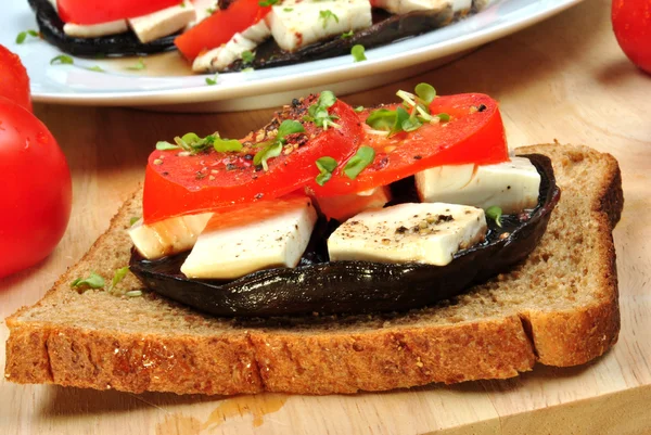 Grilled mushroom with organic goat cheese on toast — Stock Photo, Image