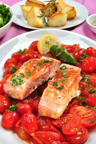 Grilled salmon with organic tomato and parsley — Stock Photo, Image