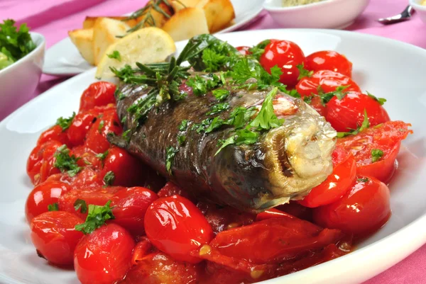 유기농 토마토와 파 슬 리와 구운된 무지개 송어 — 스톡 사진