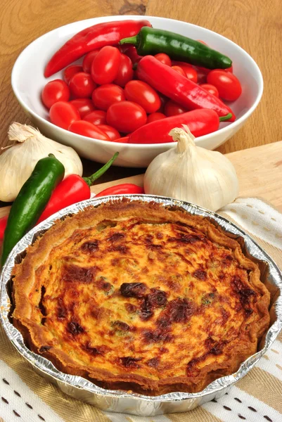 Quiche with broccoli and tomato ready to eat — Stock Photo, Image