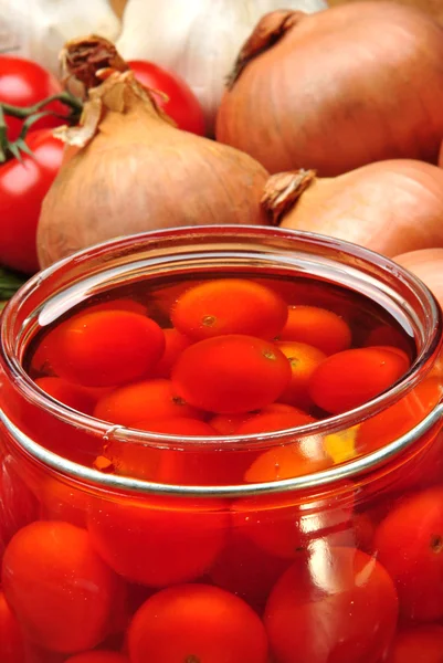 ひまわり油の有機いくつか赤いトマト — ストック写真
