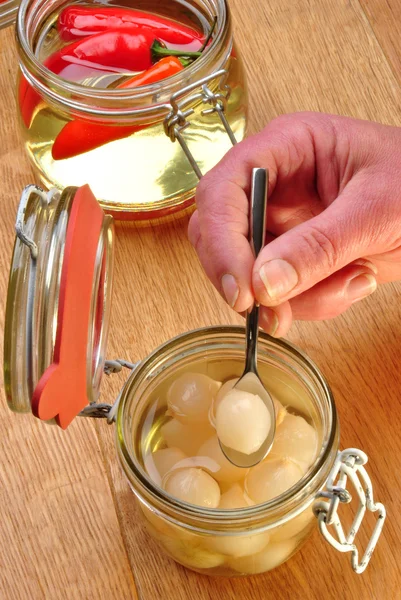 Některé organické pearl cibule ve slunečnicovém oleji — Stock fotografie