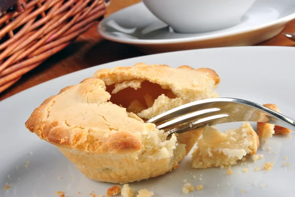 Torta di mele fresca fatta in casa su un piatto — Foto Stock